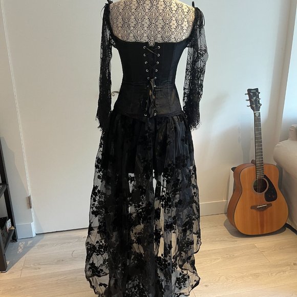 Elegant Black Lace Gothic Dress - Picture 3 of 5